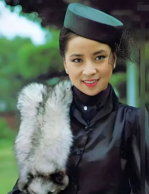 成龙的老婆林凤娇年轻时是个大美女，五官精致，笑容甜美，虽然不算倾国倾城，但如花似