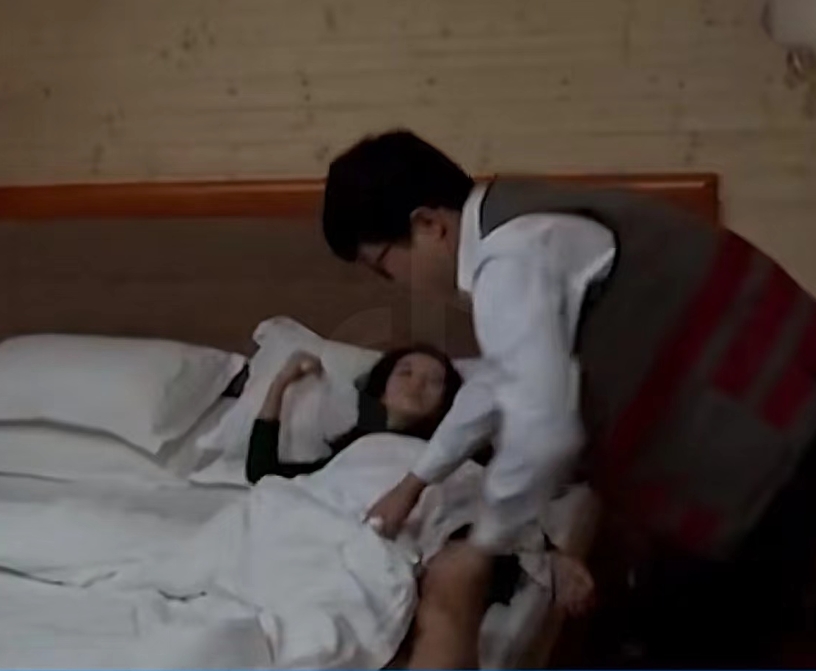 陕西西安，一女子和男子约会发生关系后，趁对方疲倦睡着之际，转走男子手机中的1.8