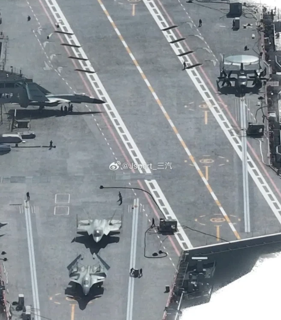 福建舰第四次海试回港后的首张甲板照片曝光了，甲板上没看到轮胎印，但是舰载机不少，