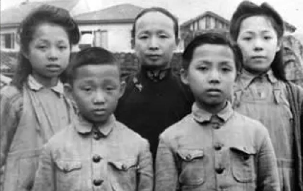 1949年，国军将领谢晋元遗孀带着几十名老部下在街上流浪，陈毅在得知以后，立马抛