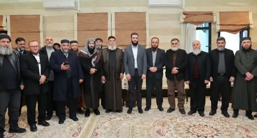 朱拉尼和政府内阁合影，清一色大胡子，看这打扮就能看出叙利亚走向了，如果有女官员，