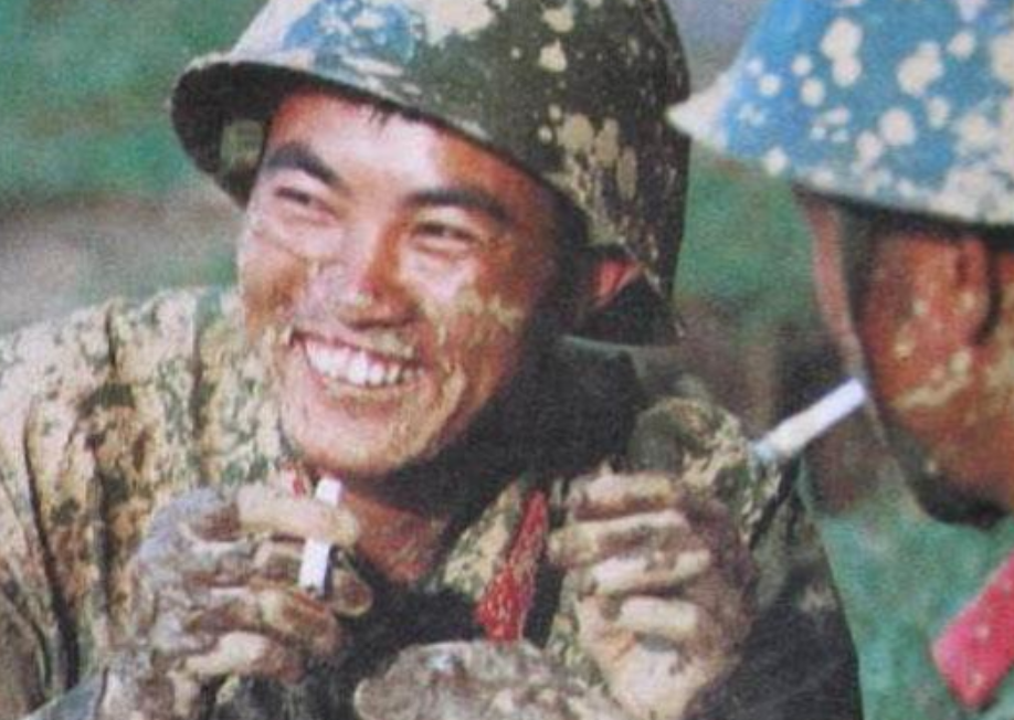 1979年，黄干宗被两个越南女兵抓走，他已经做好赴死的准备，谁知女人却说：“我们
