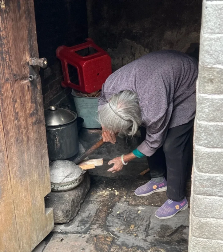 这样的老人活着
到底有没有快乐？

她每天会想些什么？
会有美好的回忆吗？

话