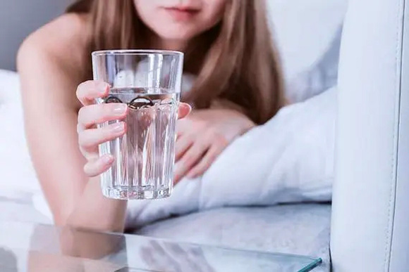 早起喝一杯淡盐水或蜂蜜水，真的能通便又排毒？
