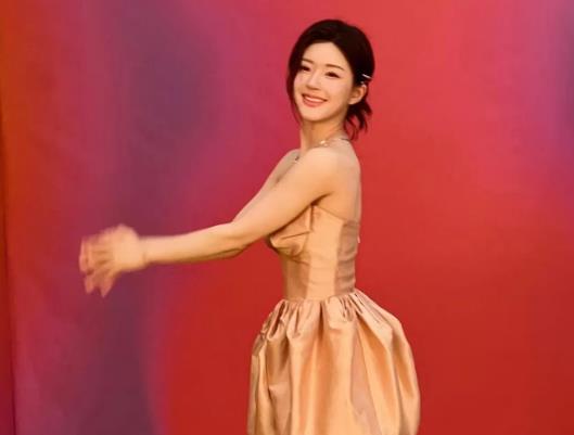 赵露思从网络剧出道，凭借灵动演技和甜美容颜迅速走红。近年来佳作频出，人气飙升。此
