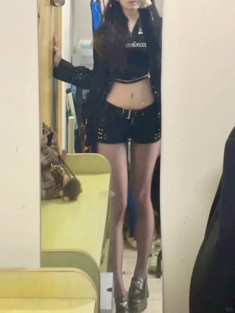 室友说黑丝好看 可我真的拒绝不了光腿🥹
黑色显瘦是真的 但总感觉光腿更显腰臀比