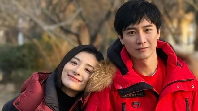 刘璇老公晒一家四口出游照，俩儿女长得像妈妈，都是高颜值萌宝