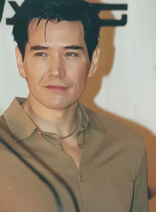 费翔在一次采访中分享了他对教育孩子的独特看法。他表示：“我很喜欢孩子，但教育他们