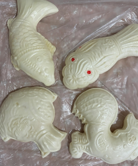 早晨醒来后，老公问，今年过年给我妈多少钱？我说，你想给多少？他说，你说了算。我老