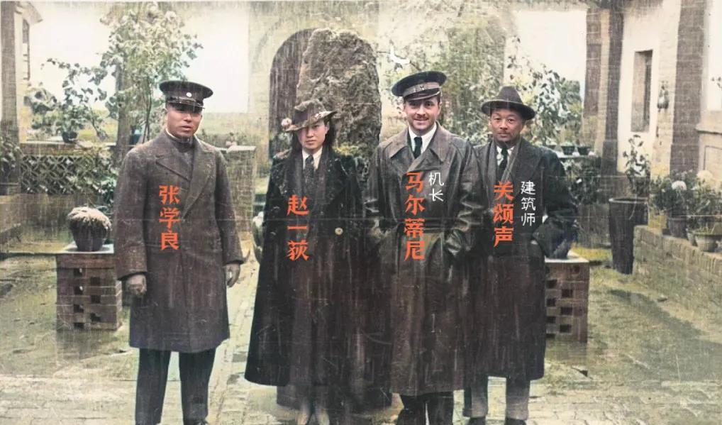 富贵人家的“玩法”，确实想象不了。大雨中的张学良与赵一狄在洛阳驾校，1935年1