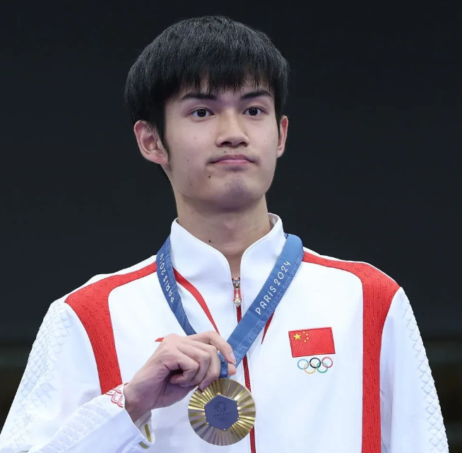记者问奥运冠军的盛李豪:“你当时是怎么起的这个网名？”盛李豪说:“我比较瘦嘛，希