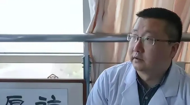 请大家记住这张脸，持续14年“收红包”的南京肿瘤医院医生席玮。不同于其他医生，他