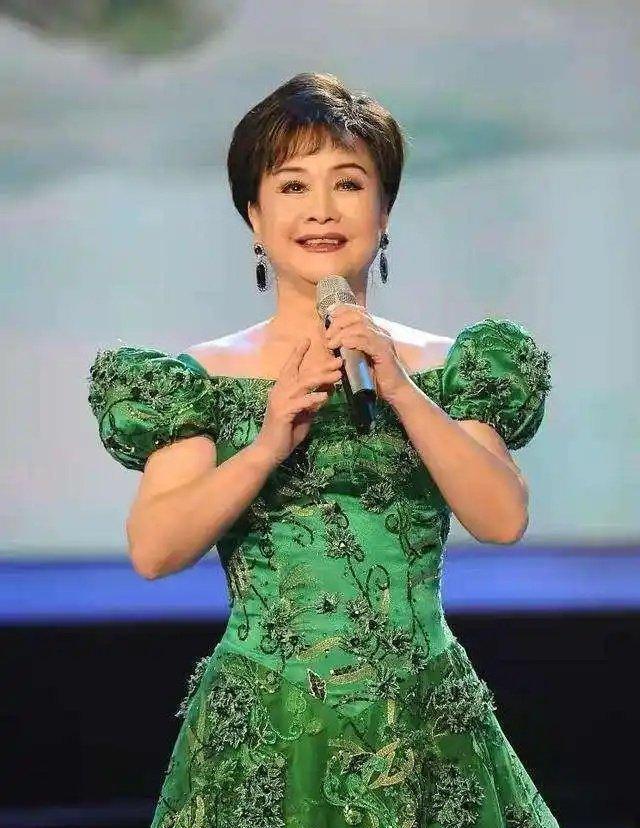 李谷一老师真不愧是为大家着想啊！
22日晚，央视蛇年春晚完成第四次彩排，有媒体联