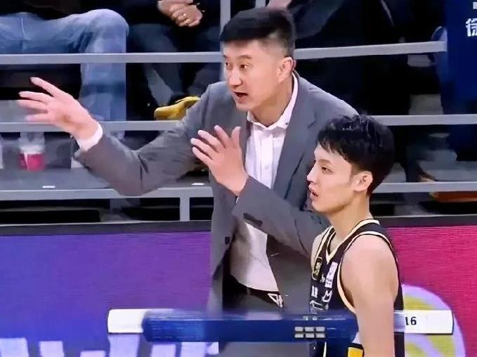 杜峰这是在干什么，赢30分的比赛也让徐杰几乎打满，还是这比赛要算小分啊。[wha