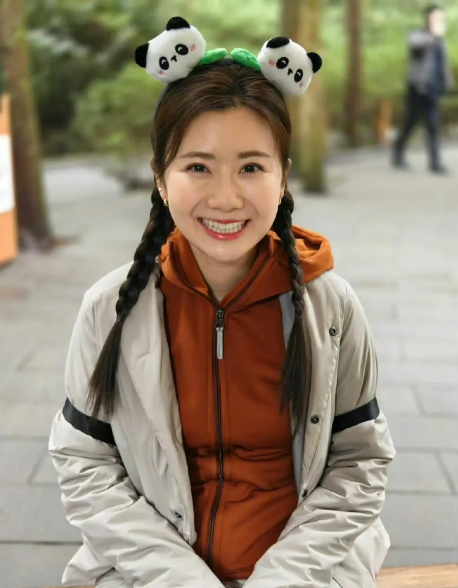 福原爱瘦了很多，虽然梳起两条麻花辫会减龄但她自从离婚以后确实苍老憔悴了很多，毕竟