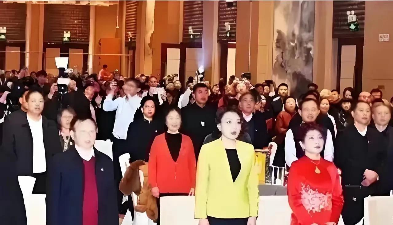 穿黄色西服的女士，就是毛主席的孙媳妇刘滨，她越来越漂亮！
刘滨作为毛家的儿媳妇，