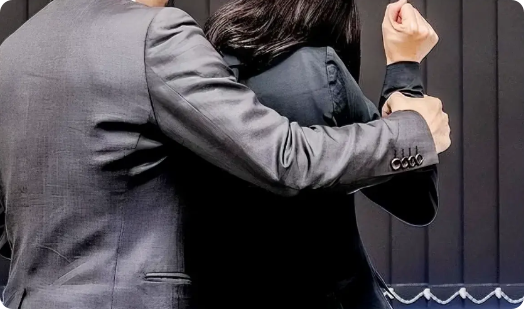 安徽，男子和朋友酒后一起去洗脚。因女技师不够，男子让朋友先洗，自己则在旁边等待并