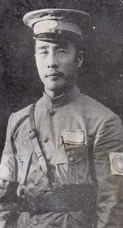 1938年1月的军事会议中，蒋介石当众质问韩复榘：“你不发一枪就把济南给丢了，这