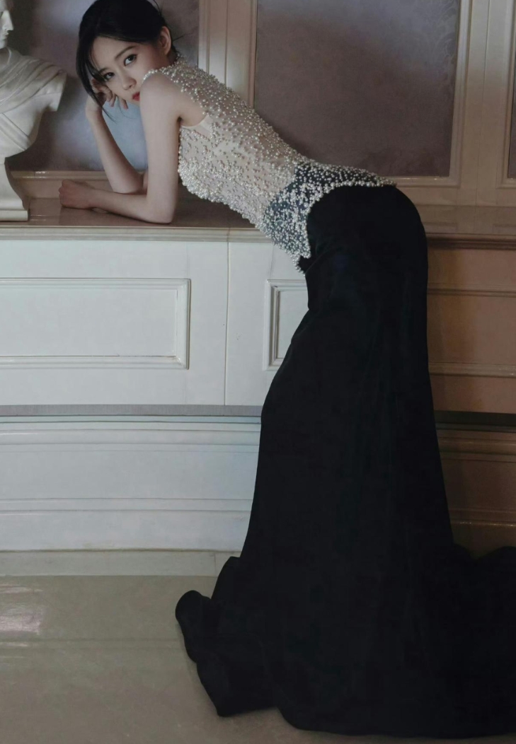 李一桐
本来想睡午觉的，桐姐这样趴着我可就不困了