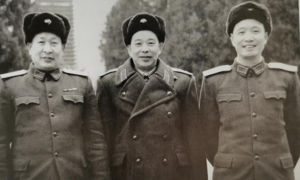 1952年，南京军事学院学员“胡闹”惊动了毛主席，毛主席说“游击队不可冒油，野战