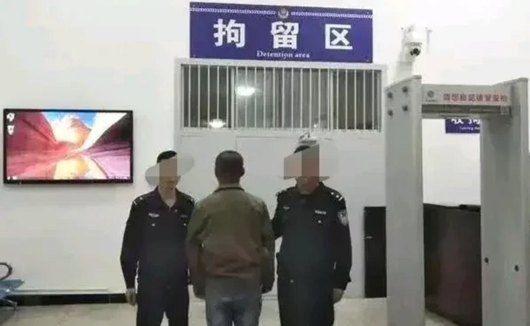 甘肃陇南，一女子离婚前一天私会情人被丈夫发现。丈夫前去捉奸，女子情人阻止被砍死。