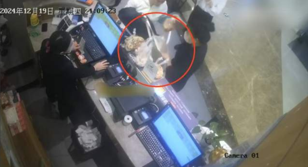 吃相太难看！近日，上海南京东路一家自助餐厅曝光了一则视频，发现两名女子吃自助居然