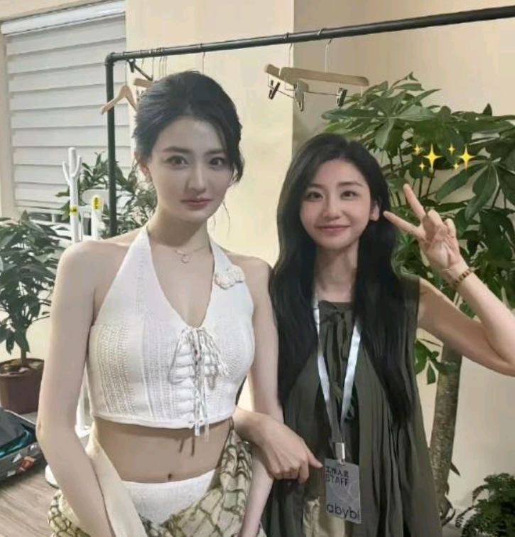 女明星不愧是女明星啊！旁边的小姐姐已经美得让人心动了，可是一对比下来，哎呀妈呀，