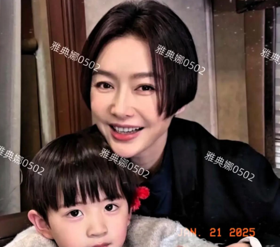 秦岚今年的状态特别不好，年龄感非常重，短发也不适合她显老又显楞。
果然女人过了4