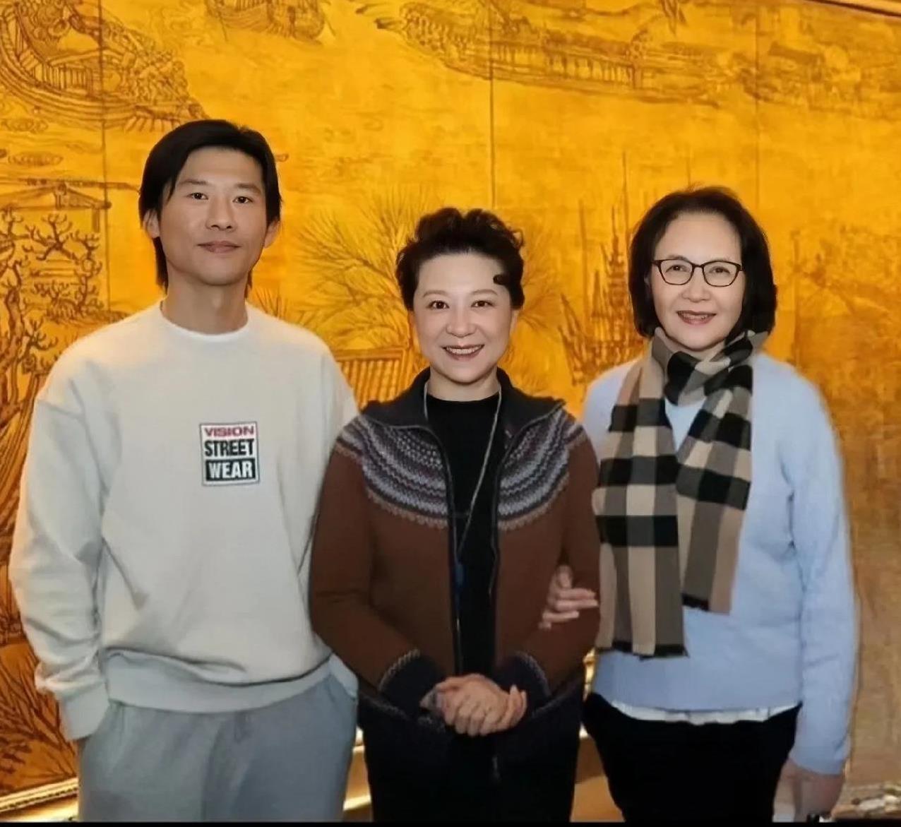 75岁王馥荔带儿子王骁与69岁宋晓英私下聚会合影，宋晓英和天下第一嫂王馥荔，相差