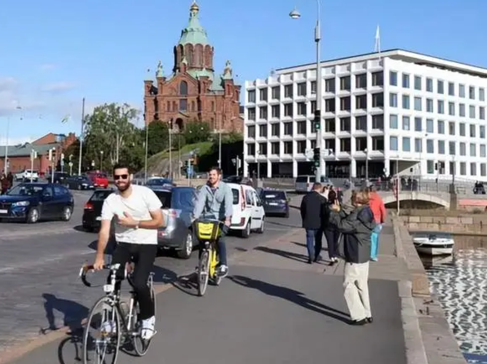 很多人都想去芬兰，因为这里平均月薪34500元，工资高，福利待遇好，工作压力小，