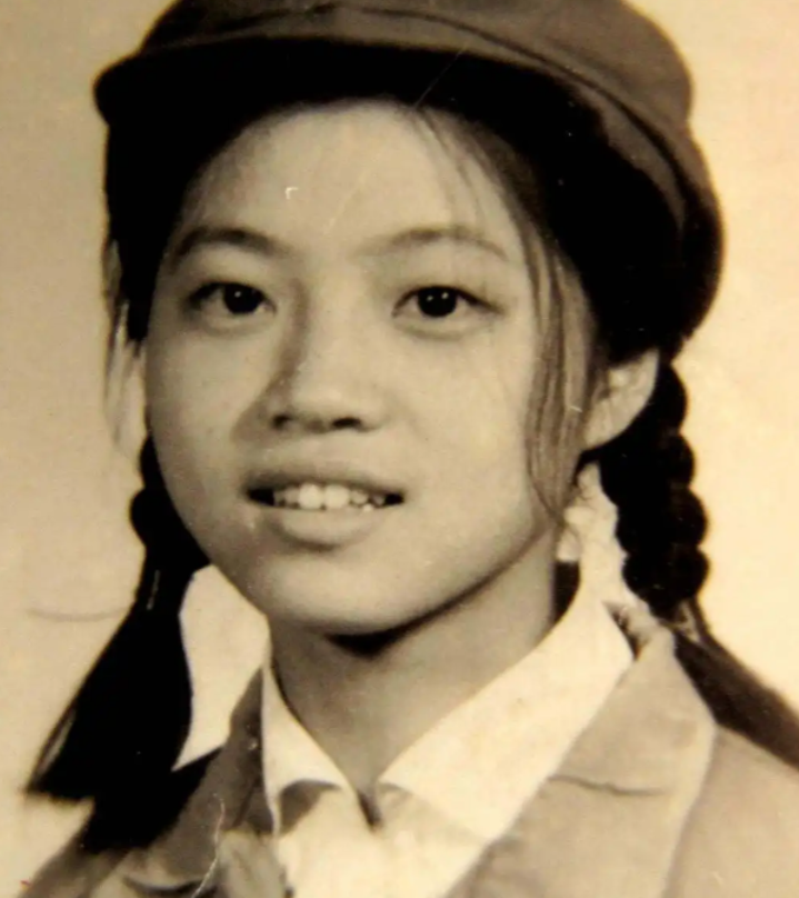 1969年，21岁的女知青廖晓东，嫁给了一贫如洗的老光棍。新婚夜，廖晓东一脸娇羞