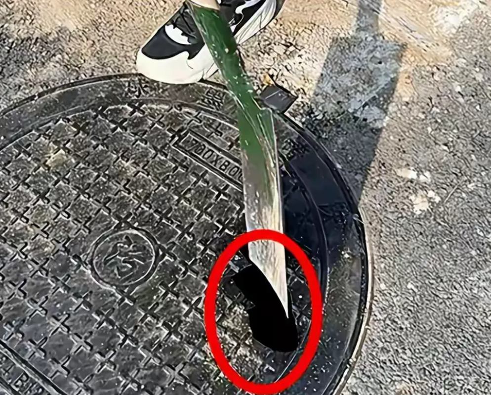 央视曝光肯定得抓几个了，500米道路耗资255万，160元井盖薄如纸


1. 