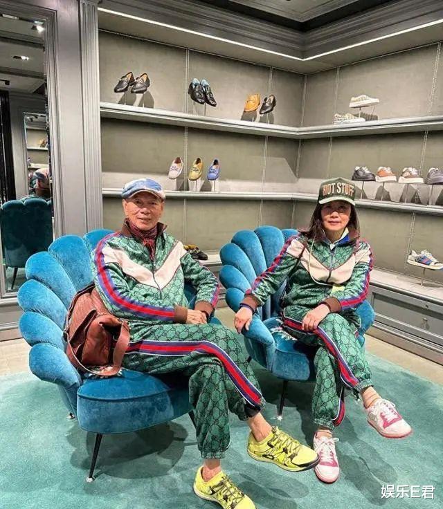 汪明荃与罗家英过中秋,穿拖鞋配GUCCI情侣装,被网友嘲讽太俗气(罗家英和汪明荃的爱情故事)-第12张图片-九妖电影 汪明荃与罗家英过中秋,穿拖鞋配GUCCI情侣装,被网友嘲讽太俗气(罗家英和汪明荃的爱情故事)-第12张图片-九妖电影