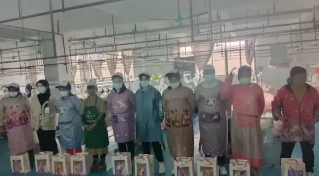 网刷到一张厂家在为女员工发放三八妇女节的礼物。 老板估计开始本来是想炫耀一下，没