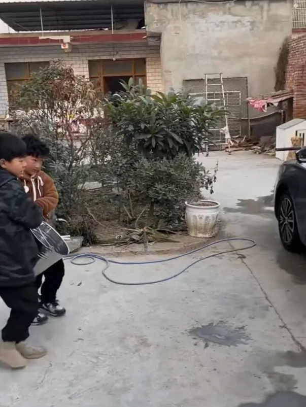 平时洗车50，熊孩子洗车500！
