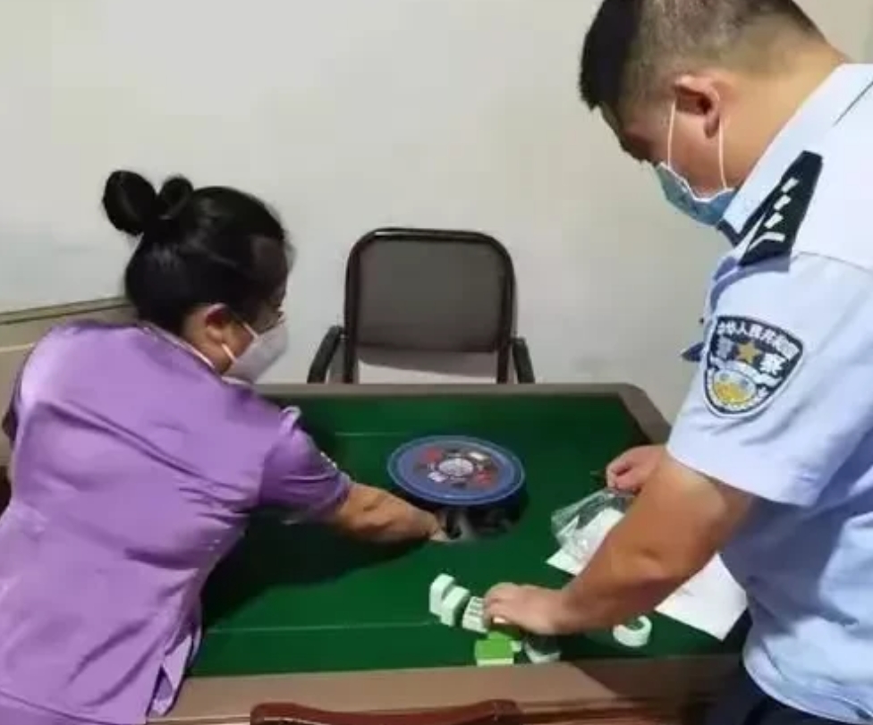 “权力的任性？”广东，一对夫妻开了家棋牌室，8张麻将桌，按顾客每自摸一次，收费1