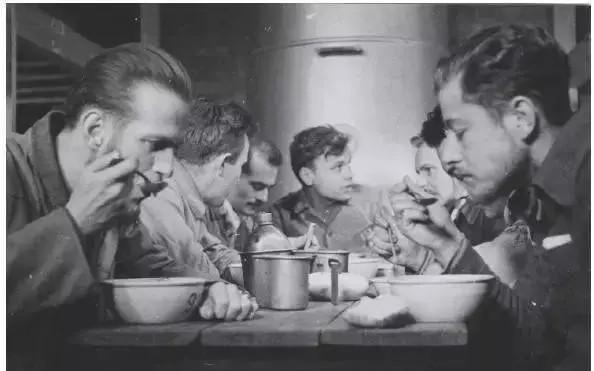1942年冬，关押在沈阳战俘营的美国、英国、荷兰等国战俘，经历了一个难熬的严冬。