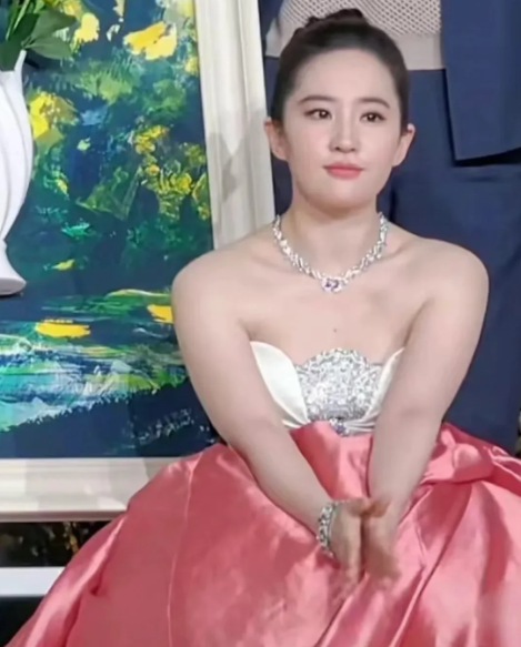 怎么刘亦菲胖还不让人说了？
明星就有特权吗？
明星的工作难道不是
本来就应该被人