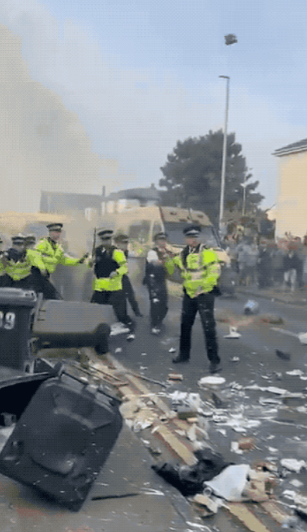 3名儿童被捅死引发英国发生反移民暴乱：右翼白人狂殴警察，谁让你们保卫不了民众！此