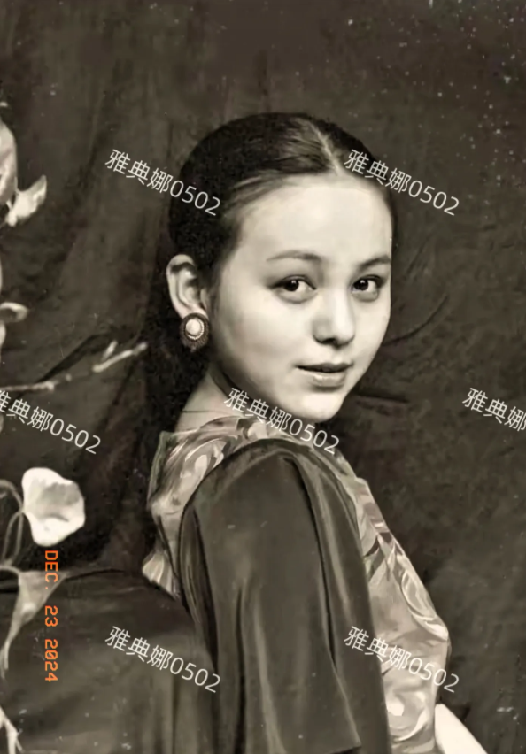雪姨王琳的美貌被低估了!
年轻时的她真漂亮，黑发如瀑明眸善睐，美得像油画上的少女
