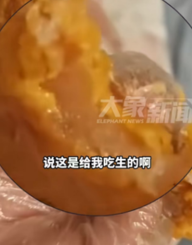 四川德阳，男子大半夜饿了想吃汉堡，便在网上点了一份塔斯汀。男子拿到外卖后，闻着香