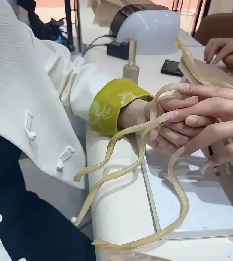 好奇怪[what]
在美甲店里发现居然有人把指甲养这么长的
我就纳闷了
她难道平
