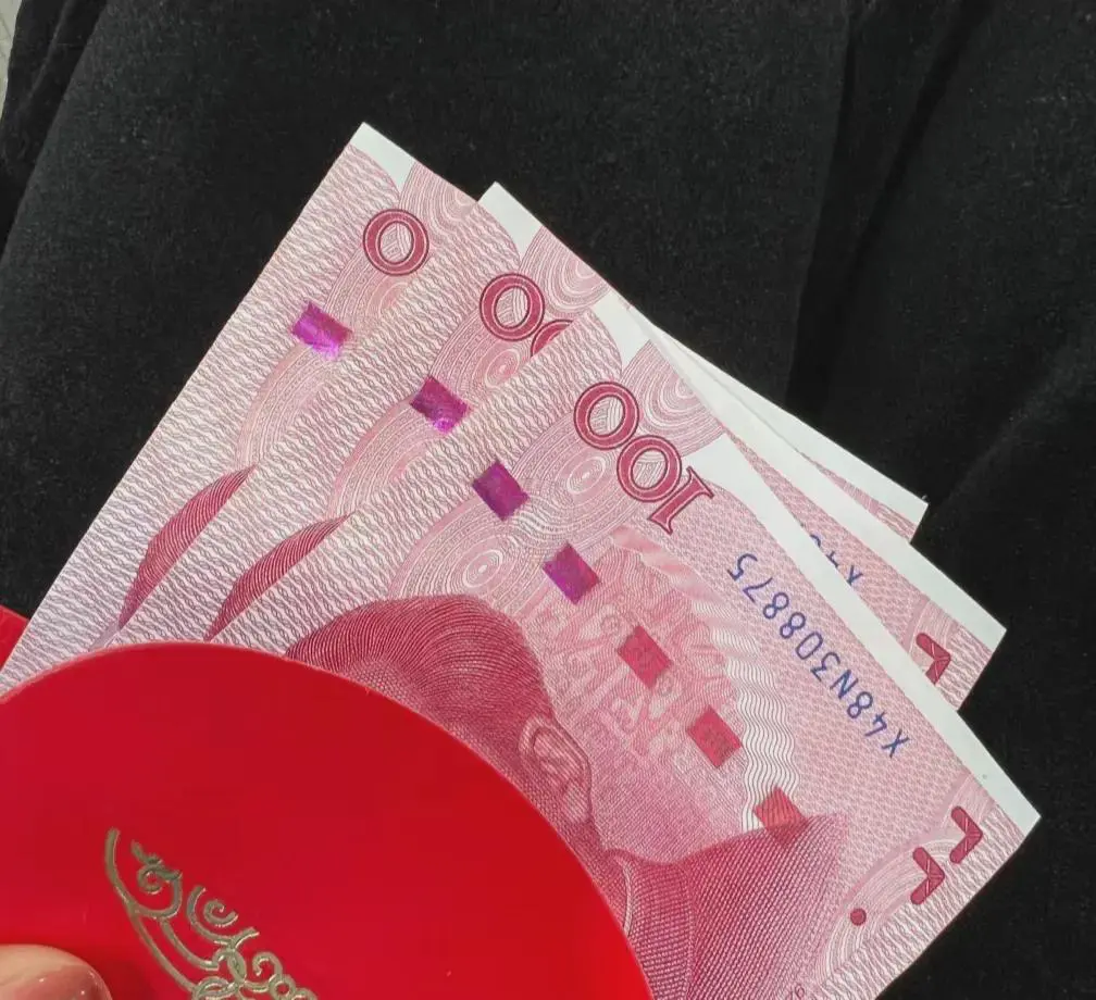 前两天有个同事结婚，我没去吃席，但我还特意给了她300红包。没想到她没收，昨晚上