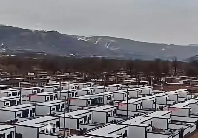 军民团结如一人，试看天下谁能敌！
刚看到日喀则灾区现在的视频，一排排崭新整齐的房