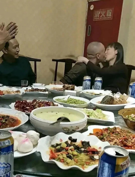 这不会又是村支书和妇女主任吧[捂脸]！旁边看热闹和鼓掌的是几个意思，拿着公款都吃