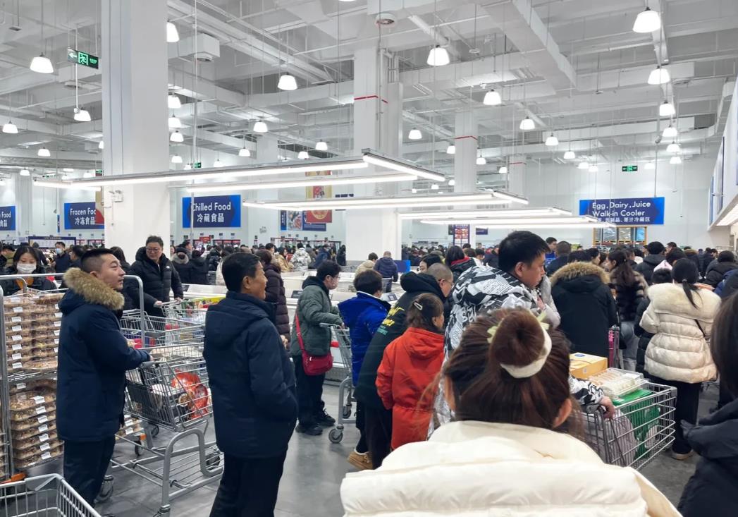 大年初三的沈阳山姆会员店依然火爆，试吃柜台恢复了，可人太多我们一个也没排上，本来
