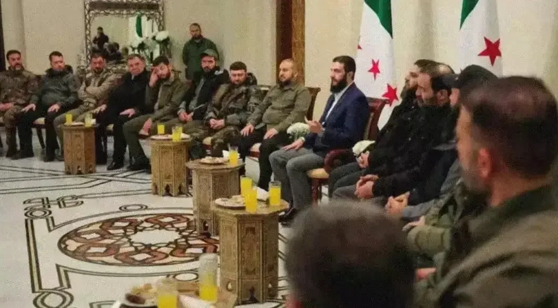 有了美国的支持，叙利亚领导人朱拉尼底气十足：
第一、形式上统一叙利亚，叙利亚各种