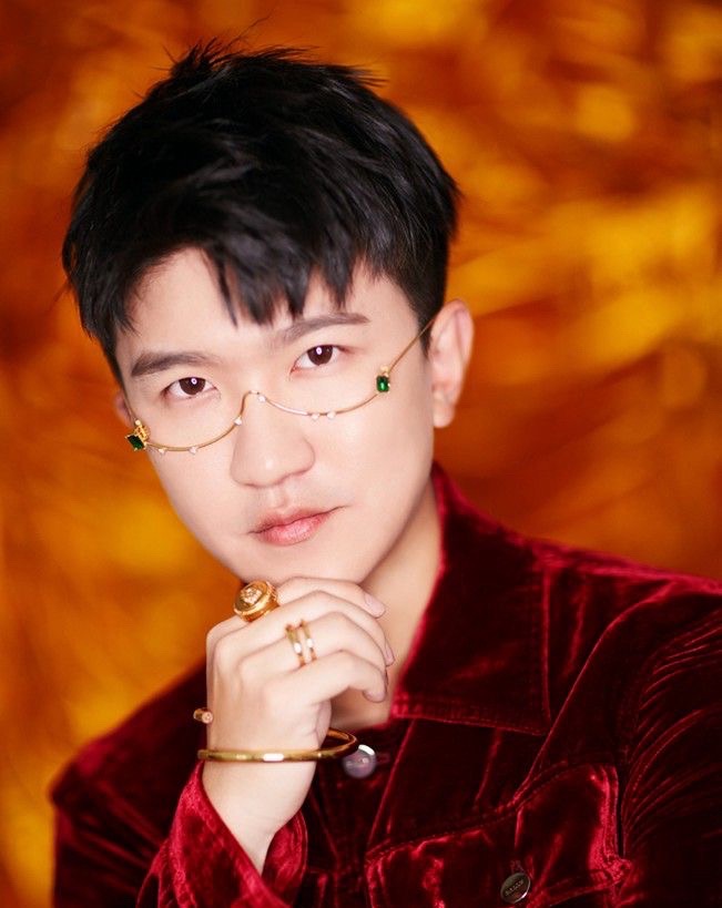  张大大在娱乐圈没有显赫背景，如何在圈内混得风生水起的呢？
