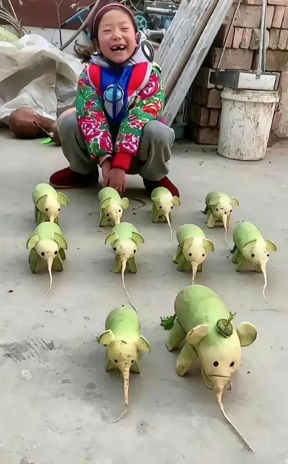 这么多萝卜就这样给浪费了，骂她还笑哈哈！你们说该不该打？