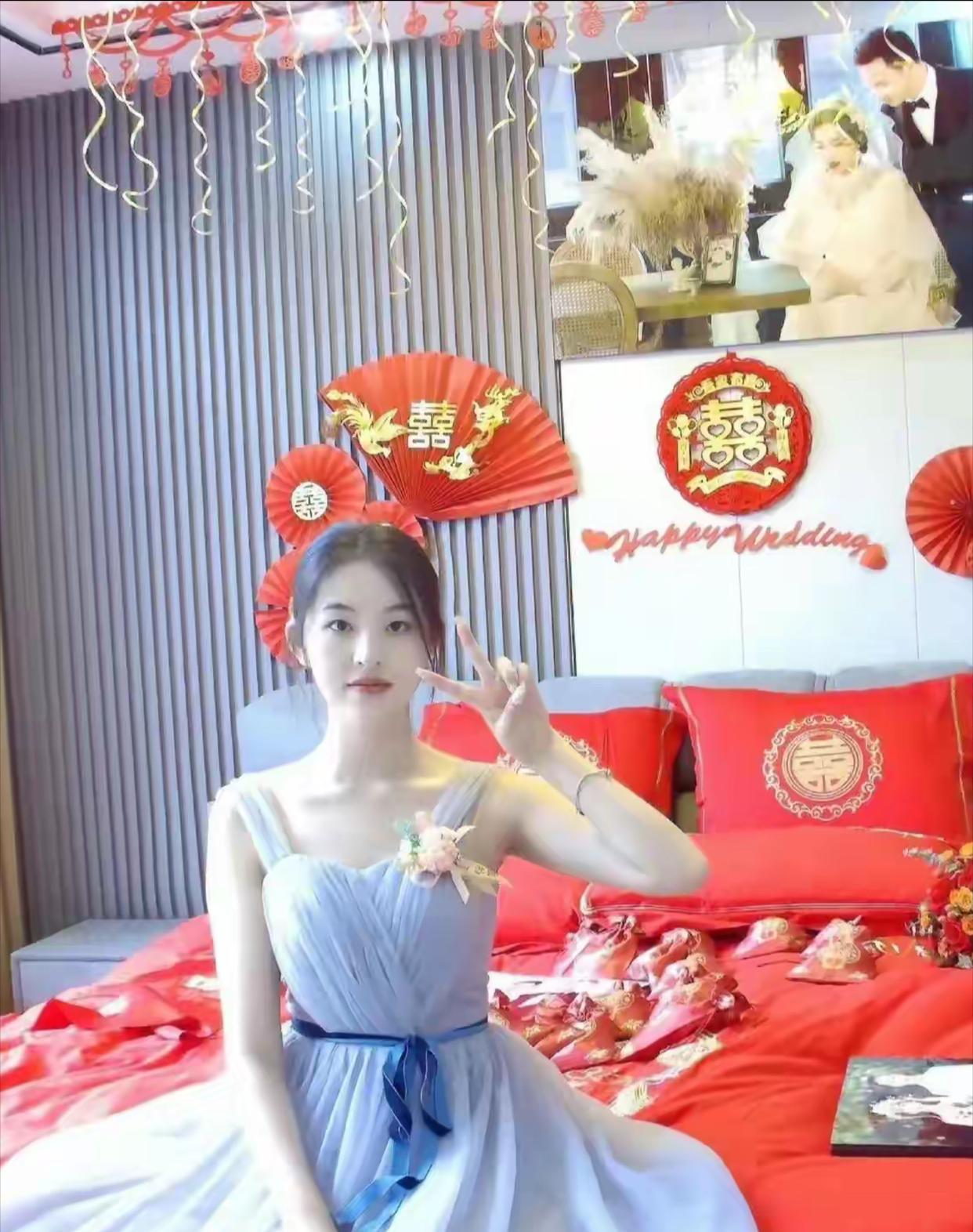 不得不说，这伴娘真的抢了新娘的风头了，全场都为她的惊艳妆容与自信风采鼓掌，我敢说